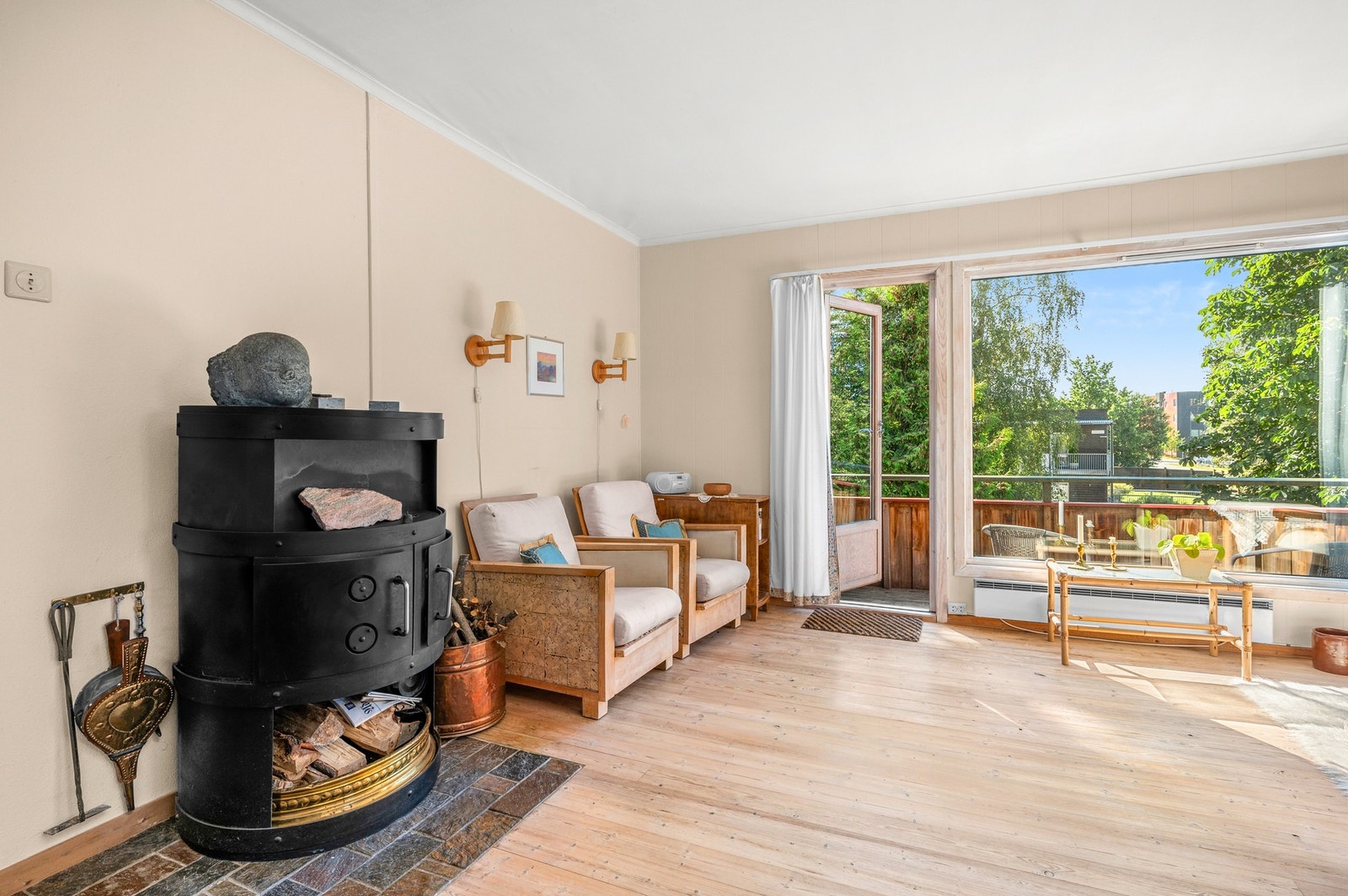 Koselig stue med vedovn Galleribilde