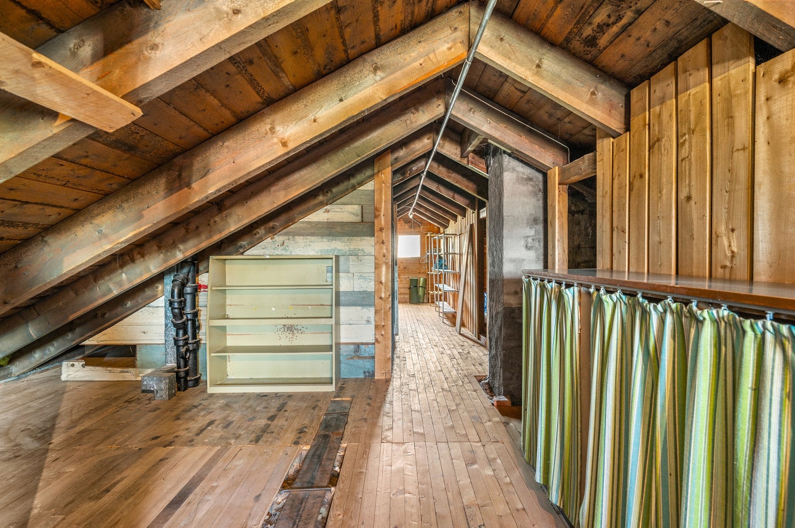 På loftet har du masse lagringsplass Galleribilde