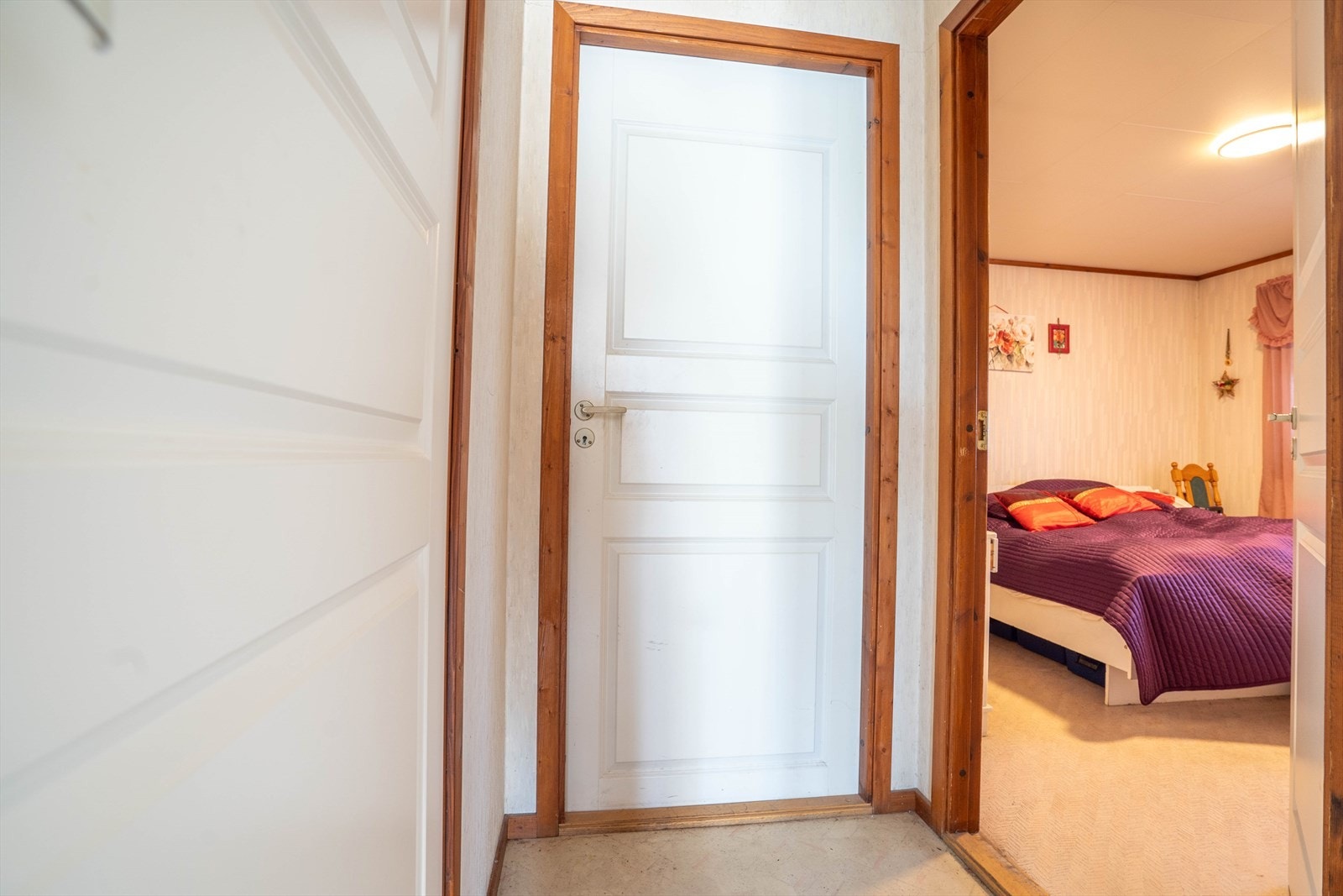 Gang med dør inn til soverommene og bad Galleribilde