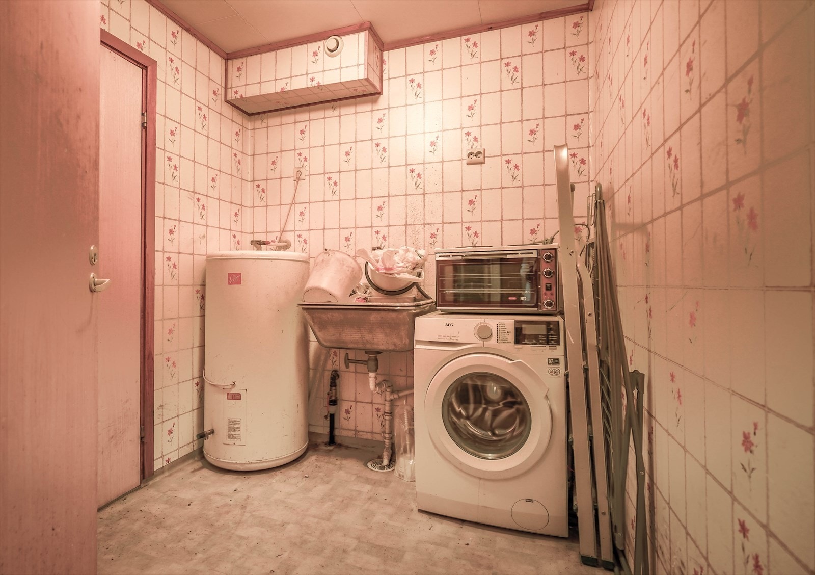 Vaskerom med dør inn til bodrom Galleribilde