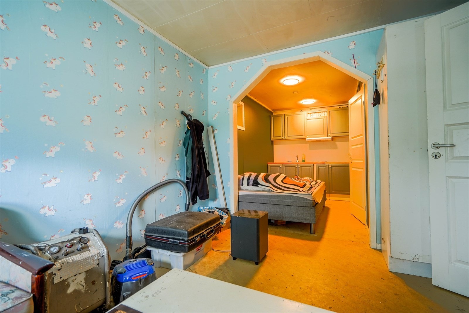 Liten hybel i sokkel mot kjøkken og bad Galleribilde