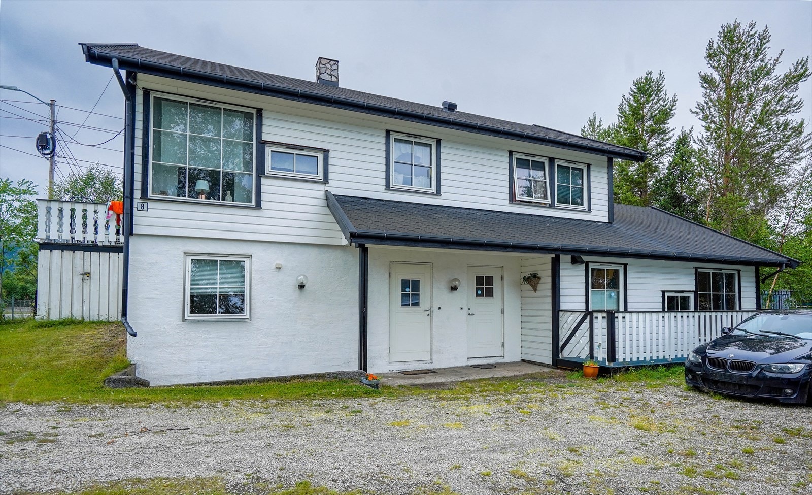 Fasade mot hovedinngang for bolig og leilighet Galleribilde