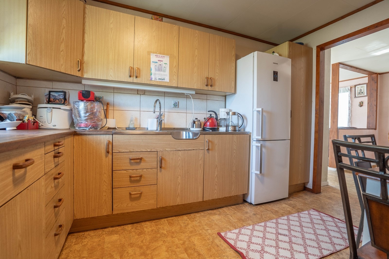 Kjøkkenet sett mot trappegang Galleribilde