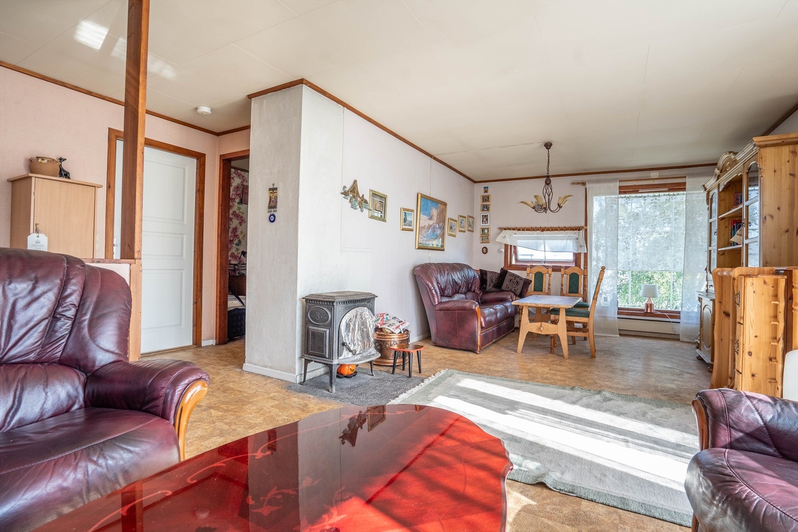 Stuen med plass til flere sittegrupper Galleribilde