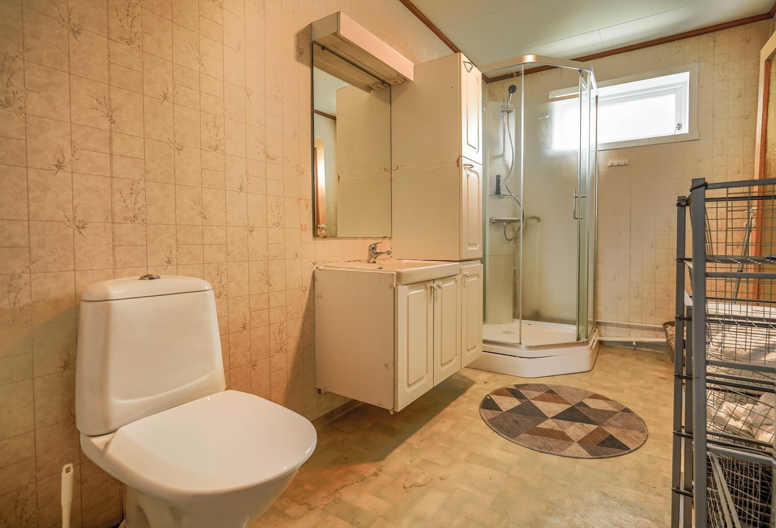 Bad leilighet med dusjkabinett og opplegg for vaskemaskin Galleribilde