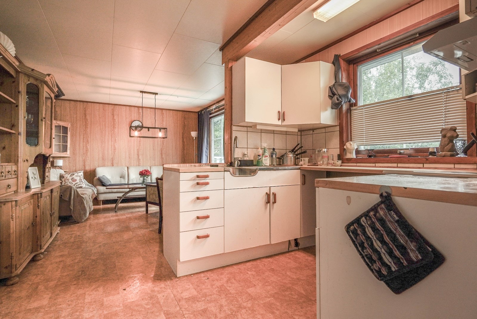 Kjøkkenet sett mot stuen i leilighet Galleribilde