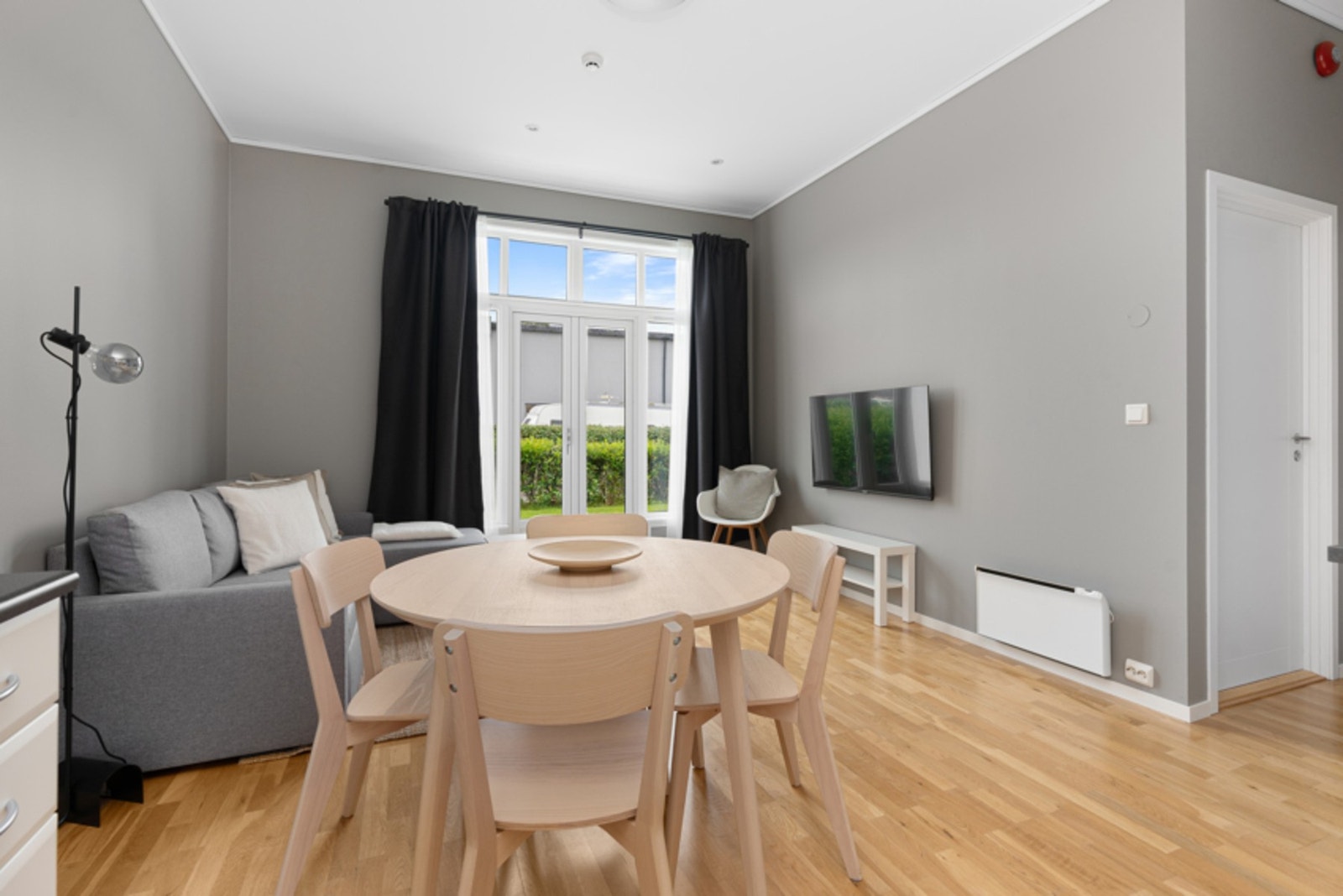 Stue med utgang til terrasse og hage Galleribilde