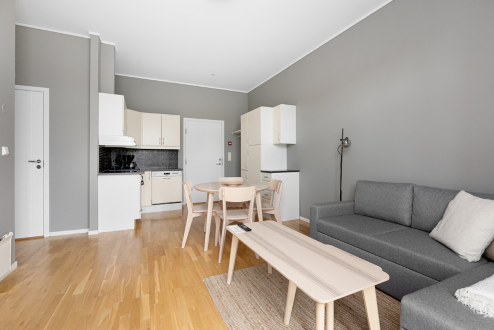 Stue med del av kjøkkenet Galleribilde