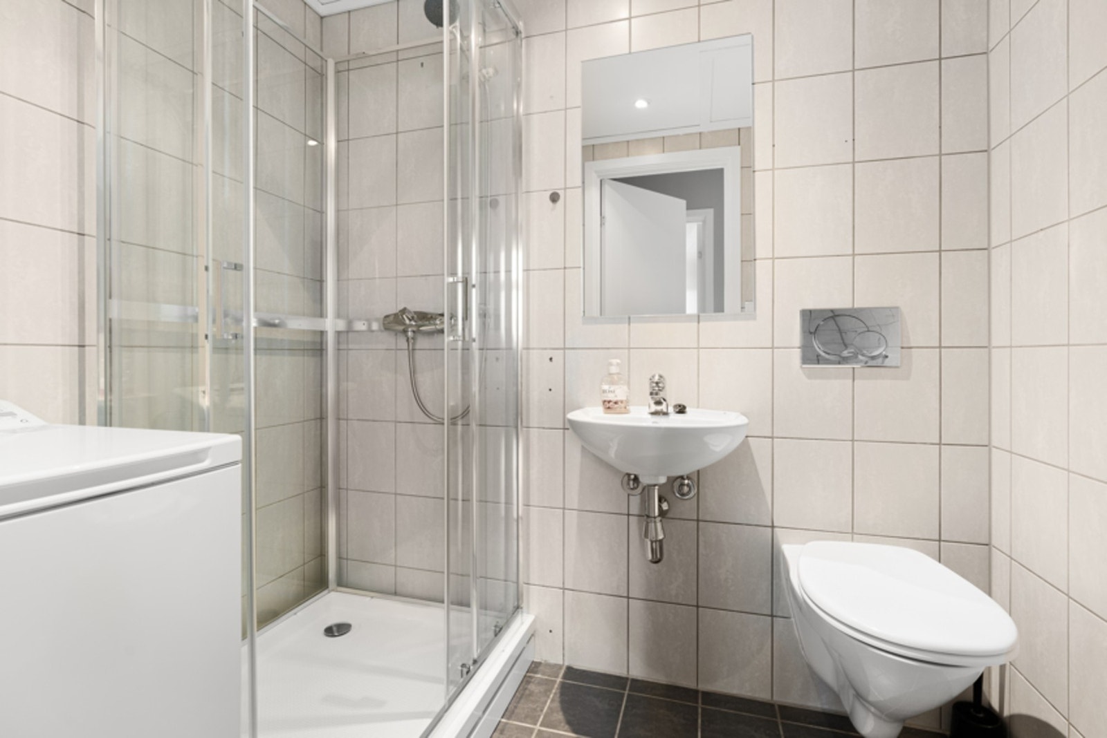 Fliselagt dusjbad med opplegg vaskemaskin Galleribilde