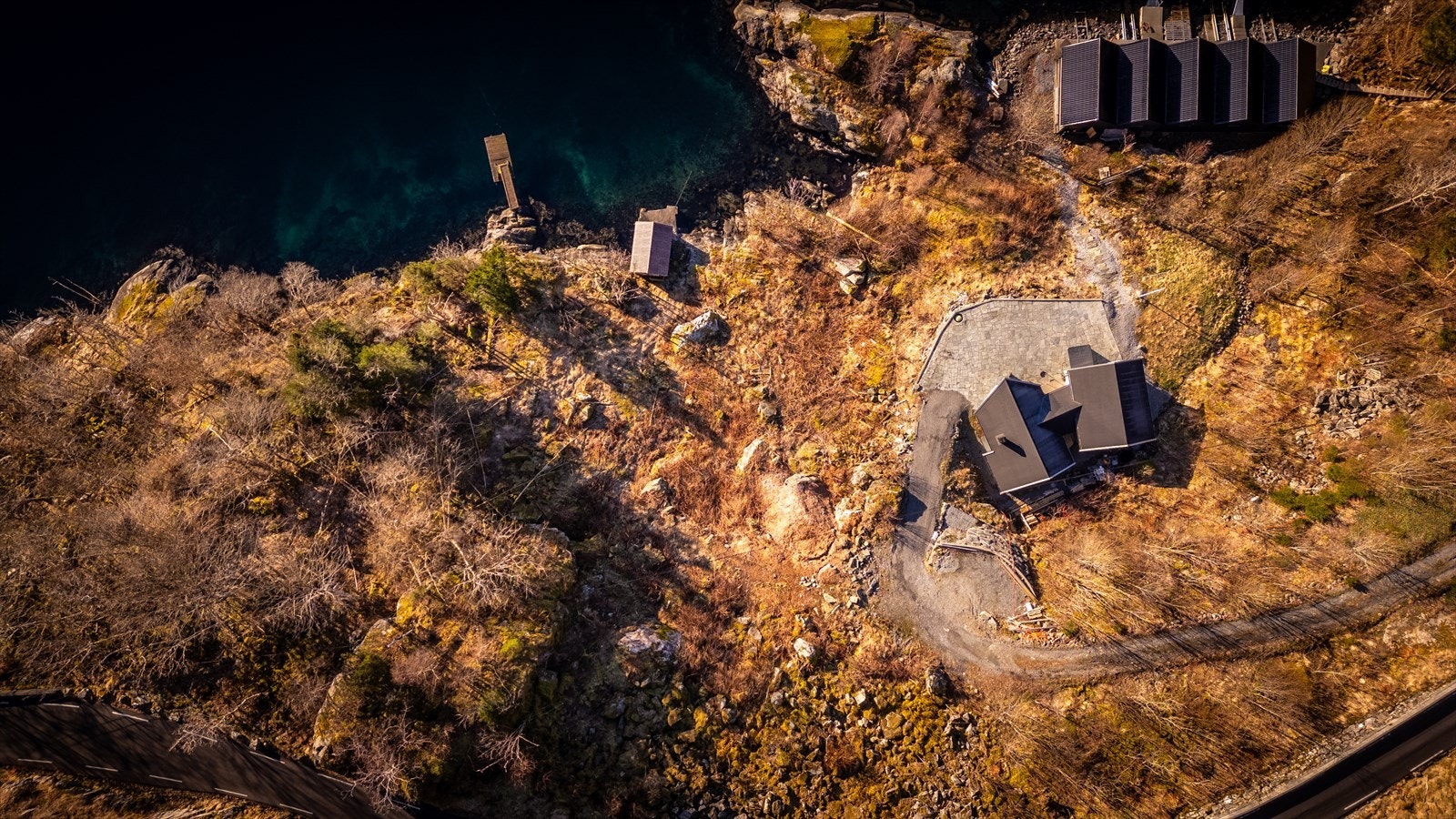 En flott og solrik tomt med tilhørende naust i naturskjønne omgivelser med nydelig sjøutsikt! Galleribilde