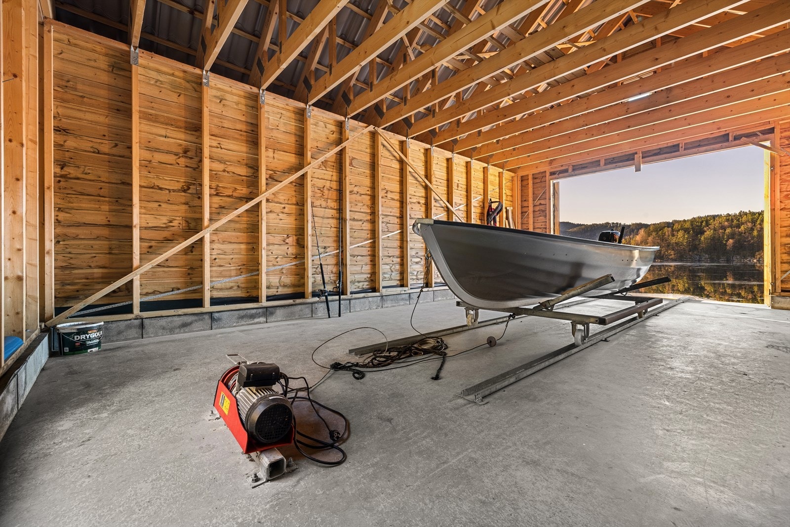 Det er installert motorisert vinsj innerst i naustet, noe som gjør det enkelt å ta båten inn/ut for sesongen. Galleribilde