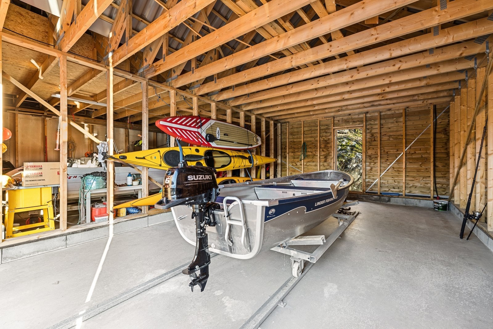 God plass til oppbevaring av båt, kajakk og fiskeutstyr. Galleribilde