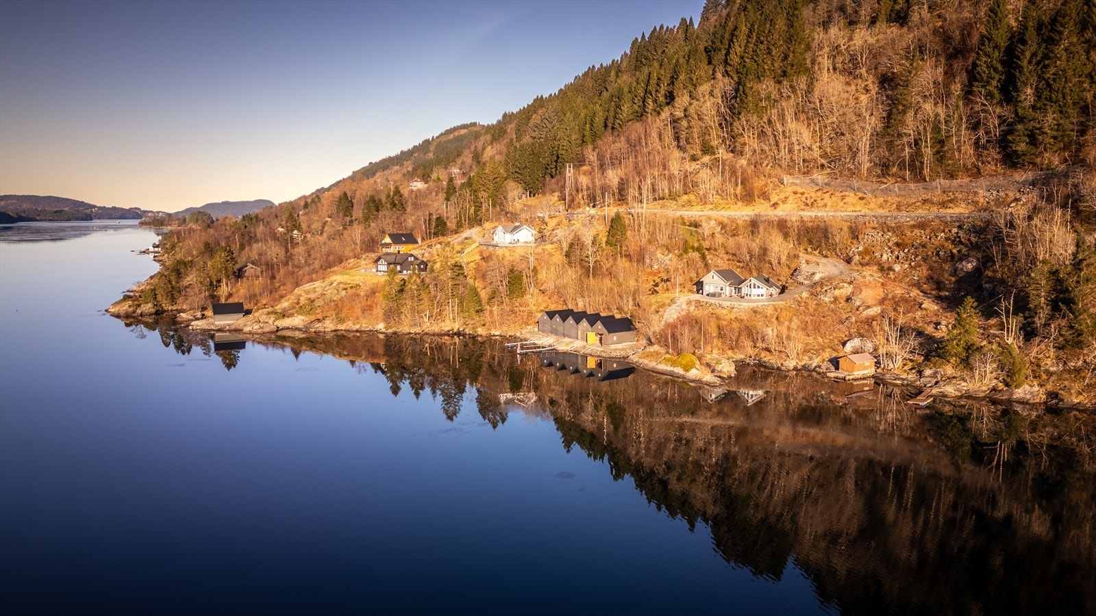 Attraktiv beliggenhet i naturskjønne omgivelser med kort vei til flott natur, med flere populære turterreng i skog og mark, i tillegg til badeviker i umiddelbar nærhet. Galleribilde