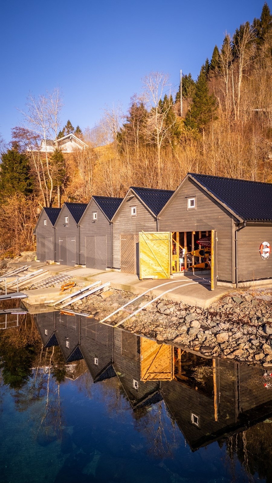 Det er montert skinner i gulvet som går ut i sjøen. Galleribilde