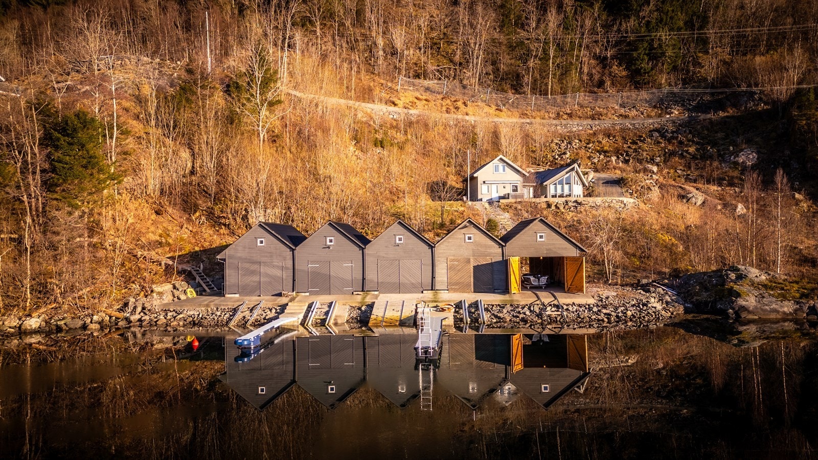 Naustet har en fin beliggenhet på enden i nausterekken. Galleribilde