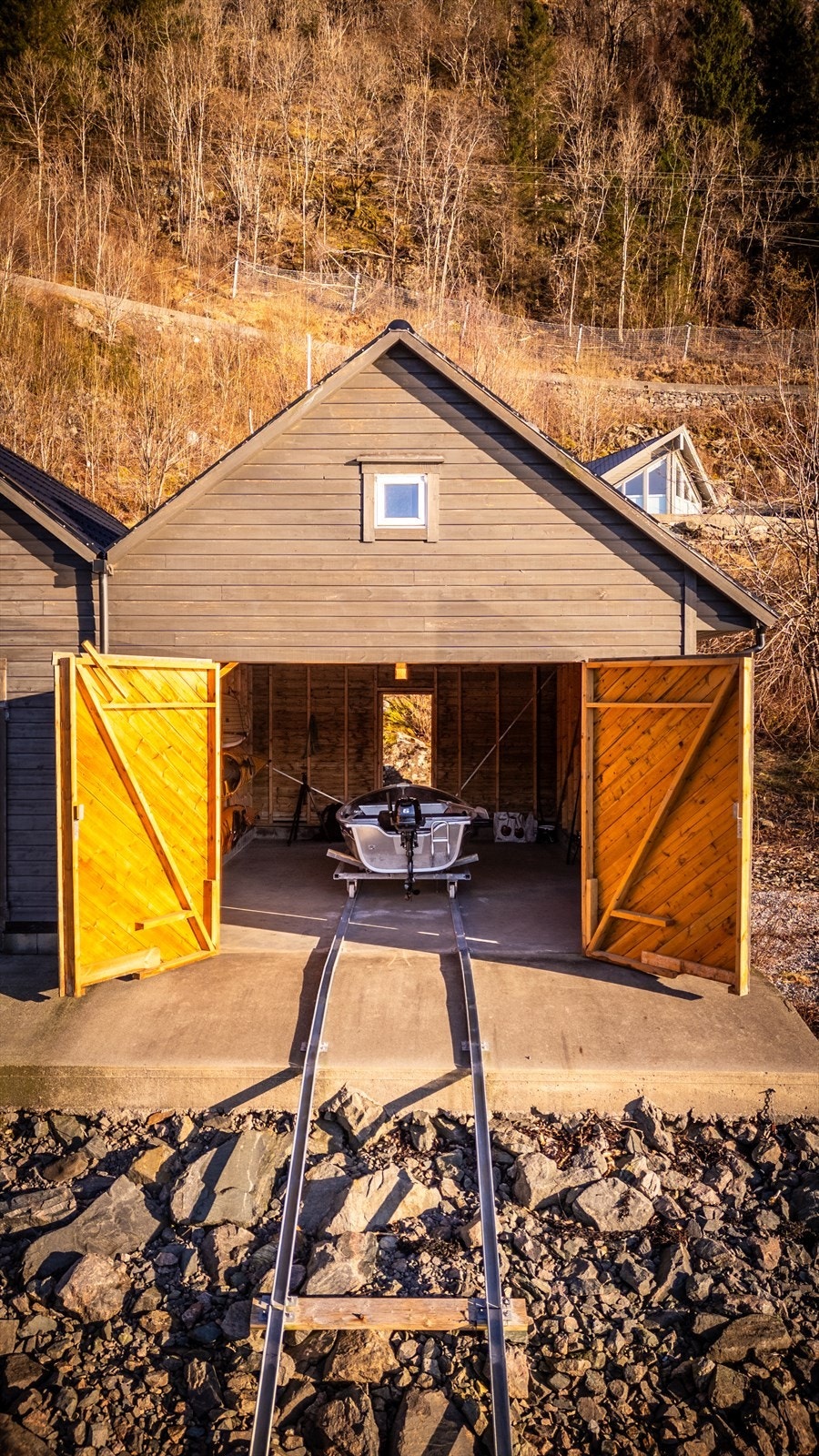 Naustet fremstår som vellholdt og har brede dører. Galleribilde