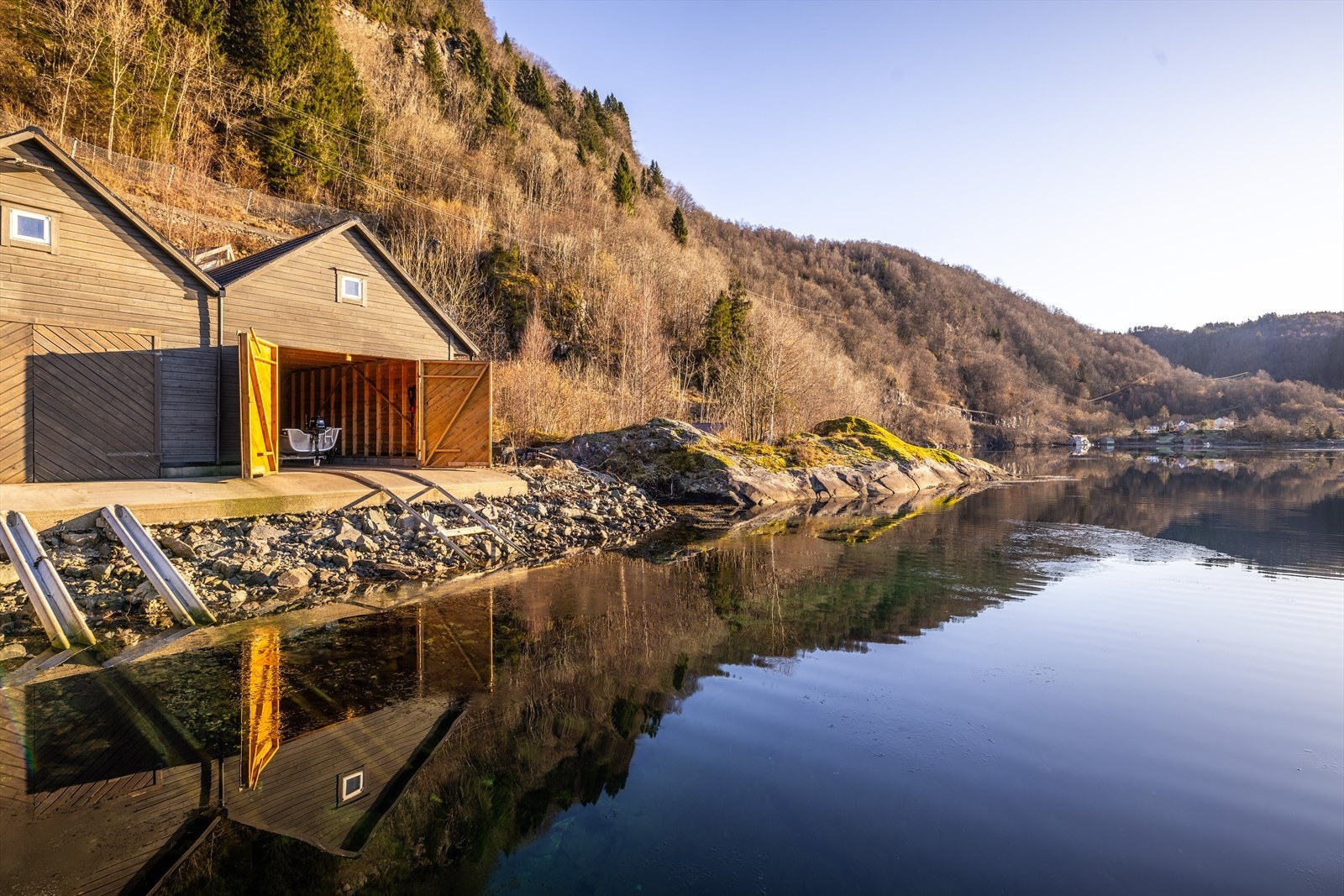 Naustet har "slipp" slik at båten enkelt kan sjøsettes direkte. Galleribilde