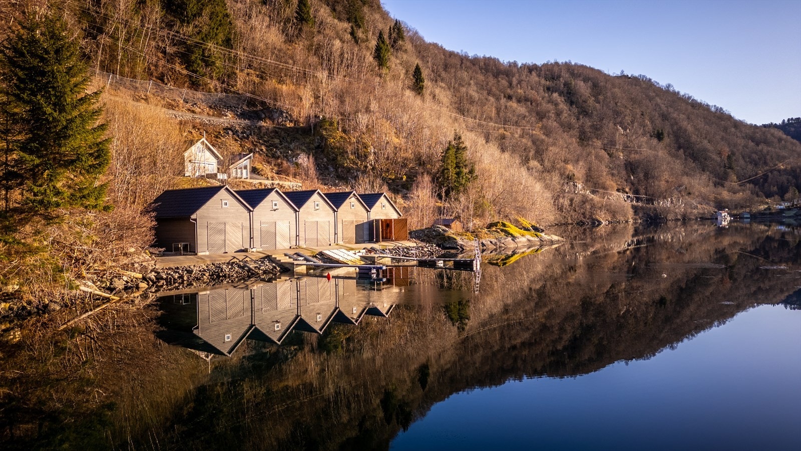 Tilhørende tomten ligger det et flott naust like bortenfor. Det gjøres oppmerksom på at det ikke er utstedt ferdigattest eller midlertidig brukstillatelse for naustet. Galleribilde