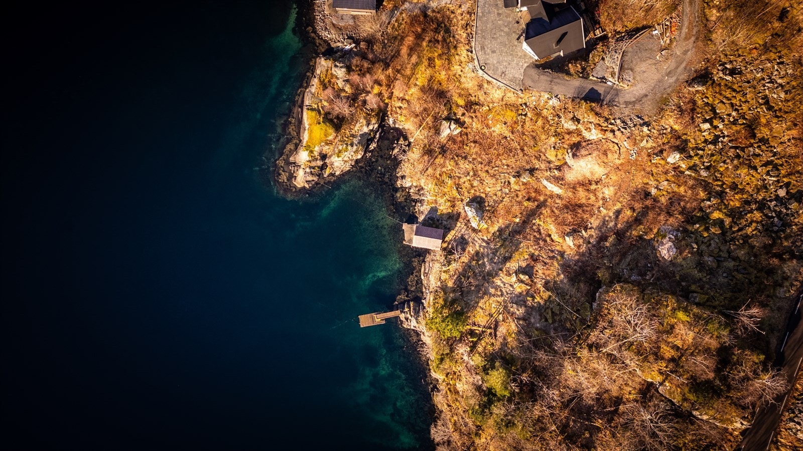 Tomten er på 1075,3 m² og fremstår som en naturtomt med skrående terreng. Galleribilde