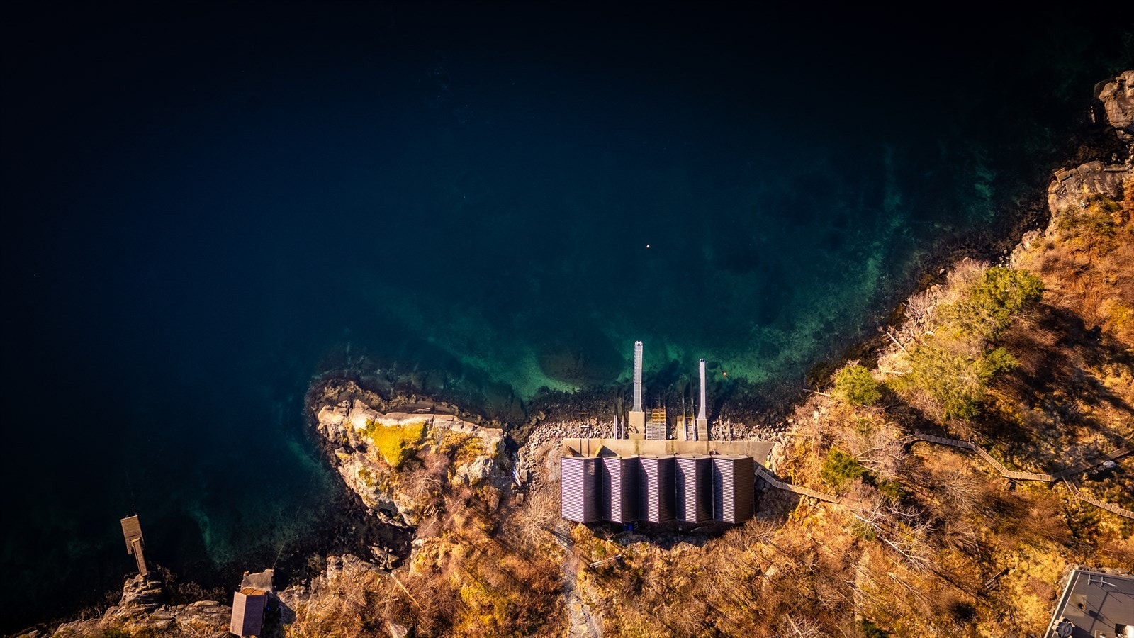 Eiendommen har en sentral beliggenhet med ca. 5 minutters kjøring til bl.a Ostereidet Senter. Galleribilde