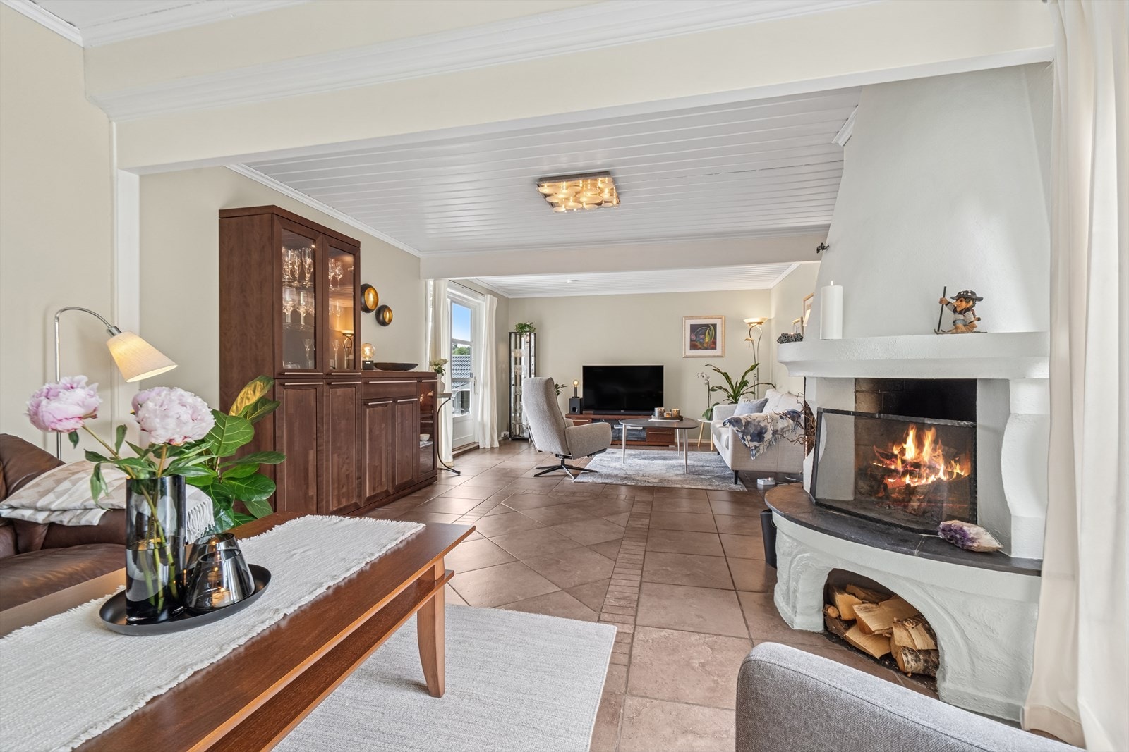 Stuen har også åpen peis Galleribilde