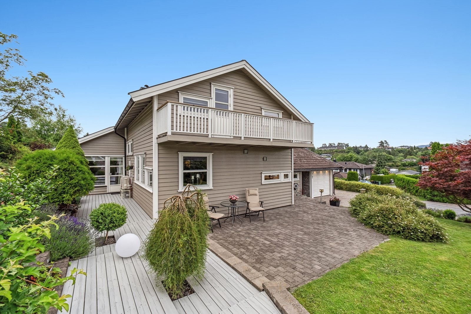 Eiendommen har flere fine uteplasser Galleribilde