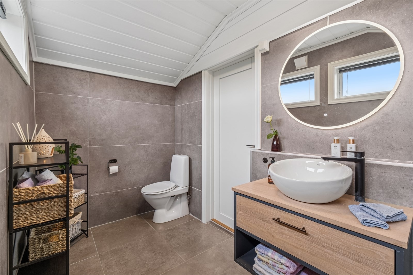 Flislagt bad i 2. etg. med varmekabler. Badet ble oppgradert i 2019 Galleribilde