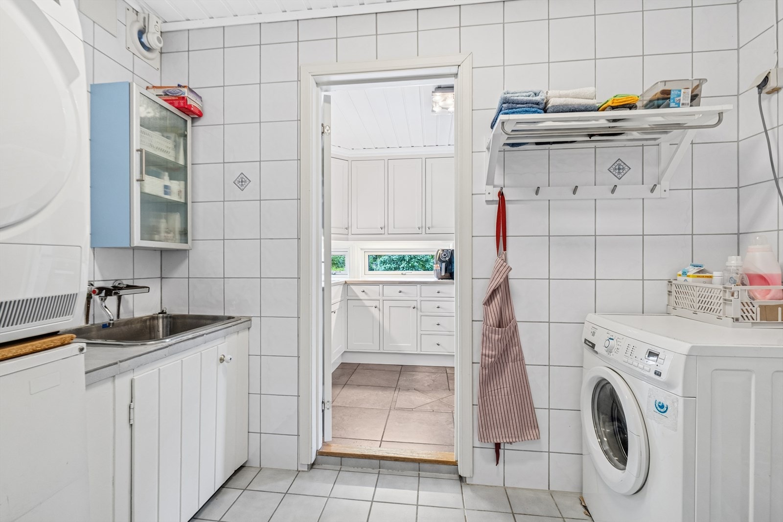 Flislagt bad/vaskerom i hovedetasjen Galleribilde