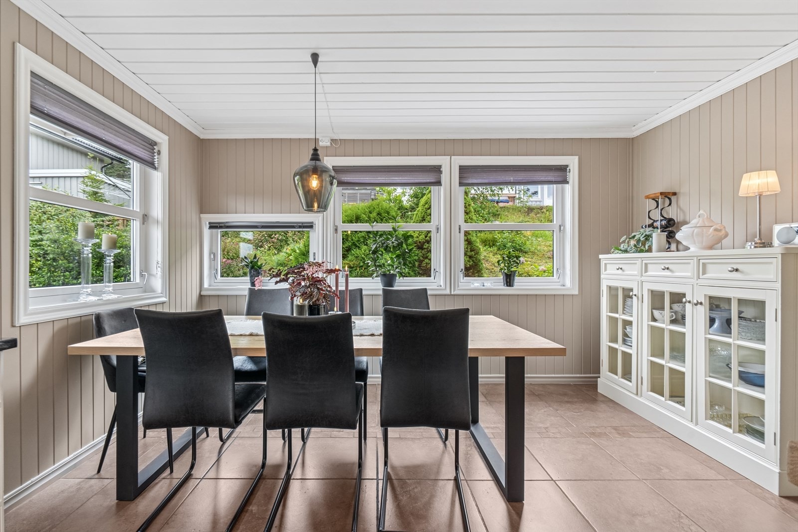 God spiseplass på kjøkkenet Galleribilde