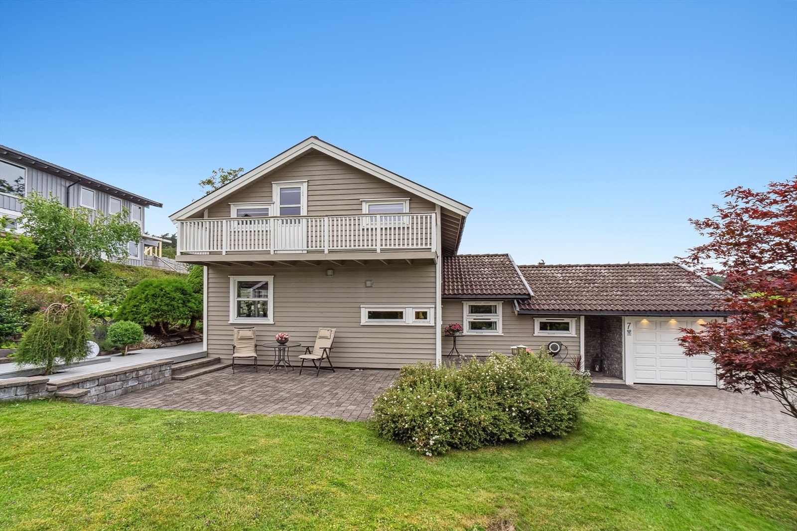 Barnevennlig beliggenhet i rolig gate Galleribilde