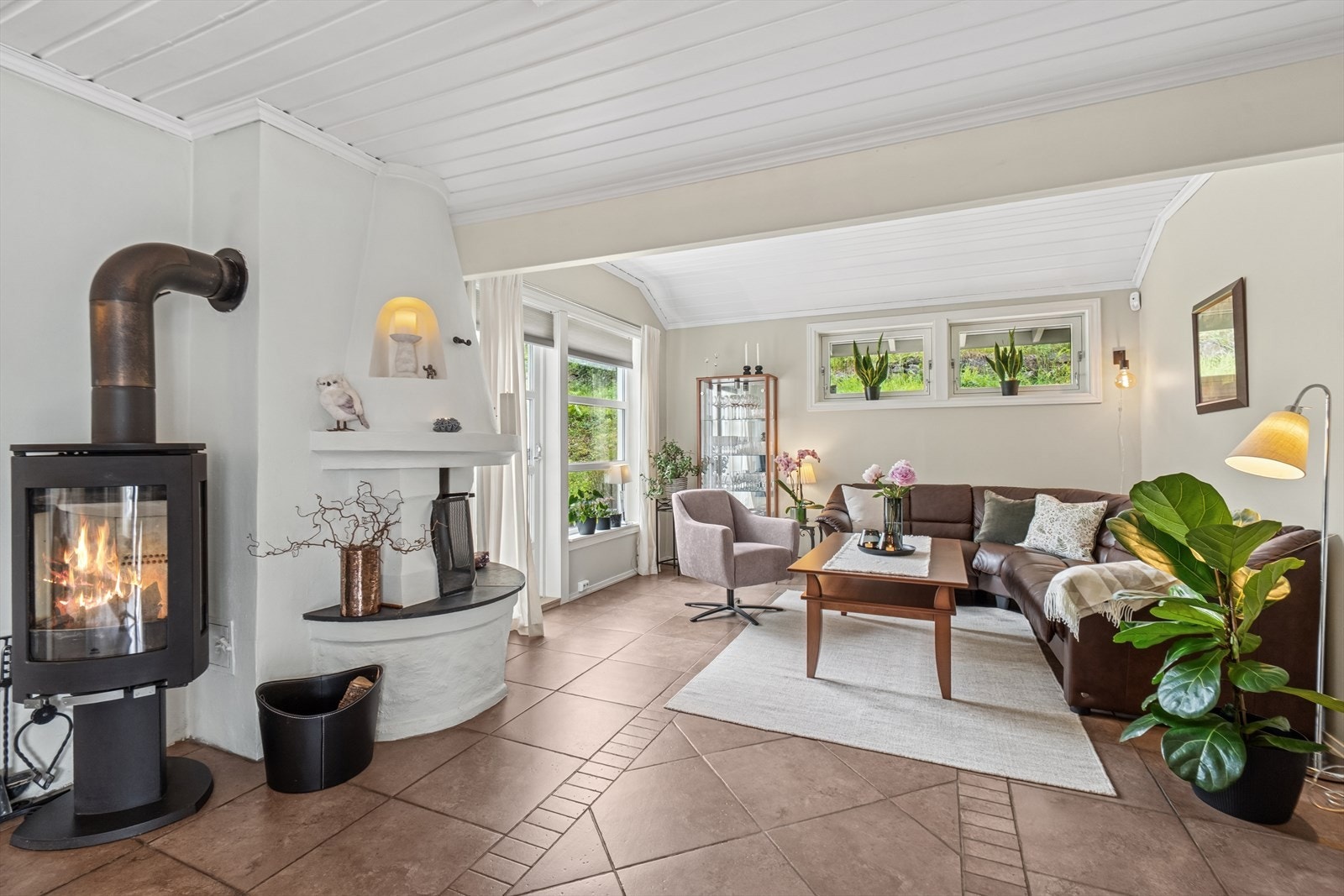 I stuen er det Jøtul peisovn som varmer godt Galleribilde