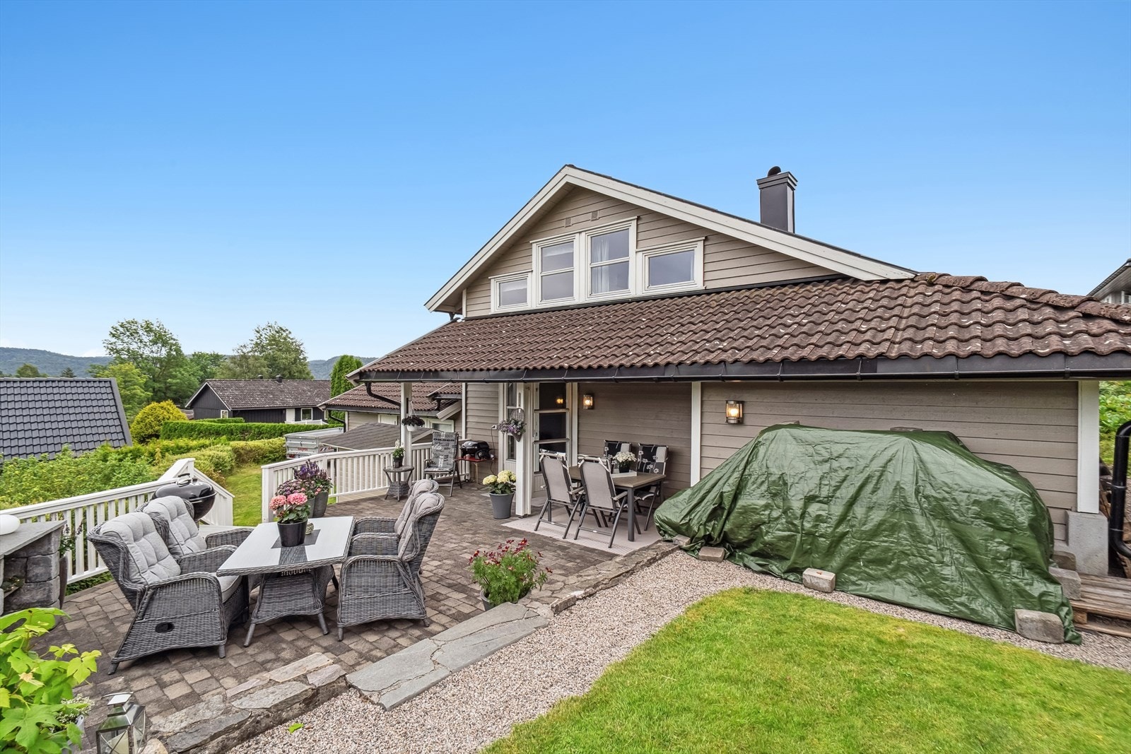 Steinbelagt solrik terrasse Galleribilde