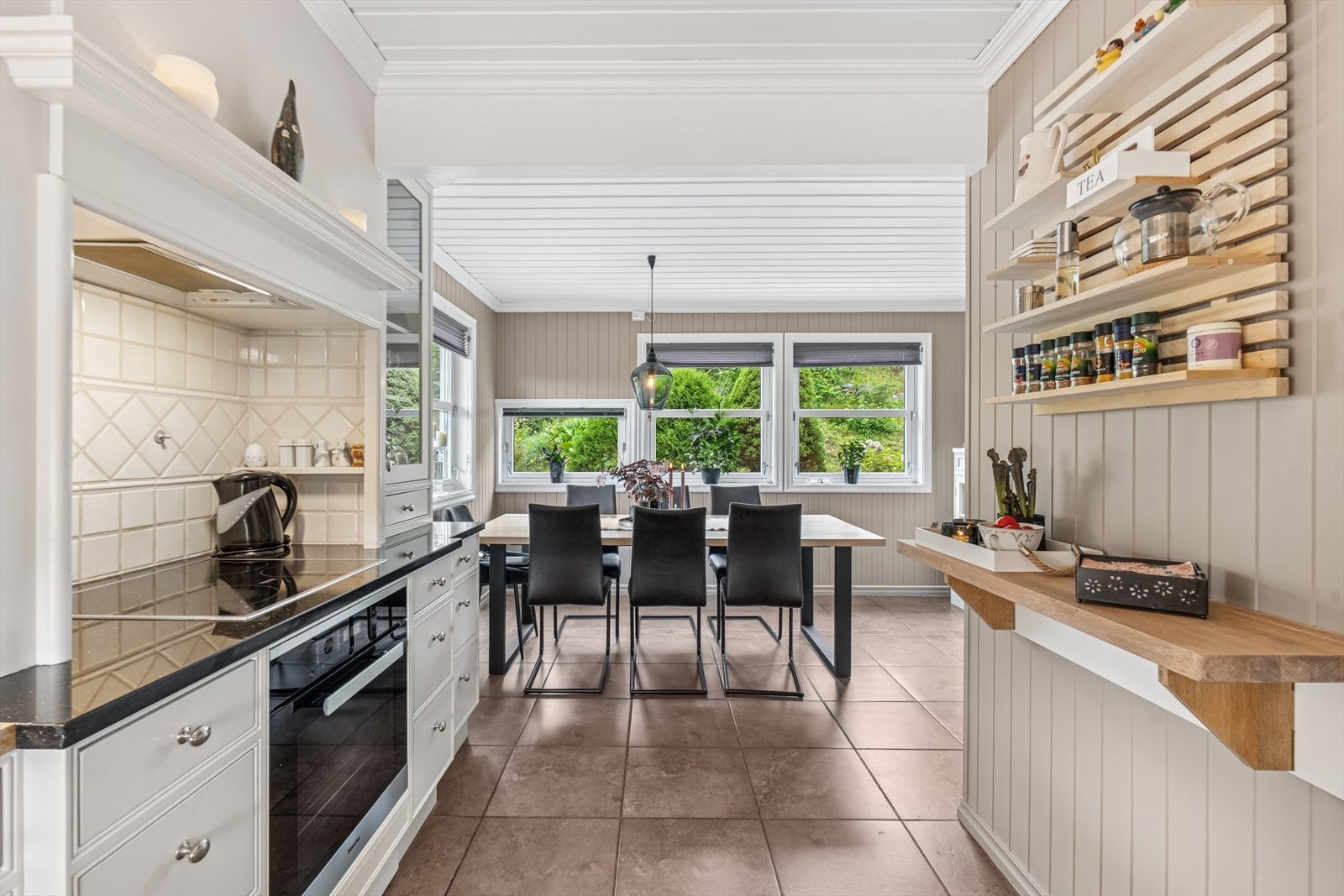 Flott plassbygd kjøkkeninnredning fra Risør Snekkeri som ble fornyet i 2000 og oppgradert i 2021 Galleribilde