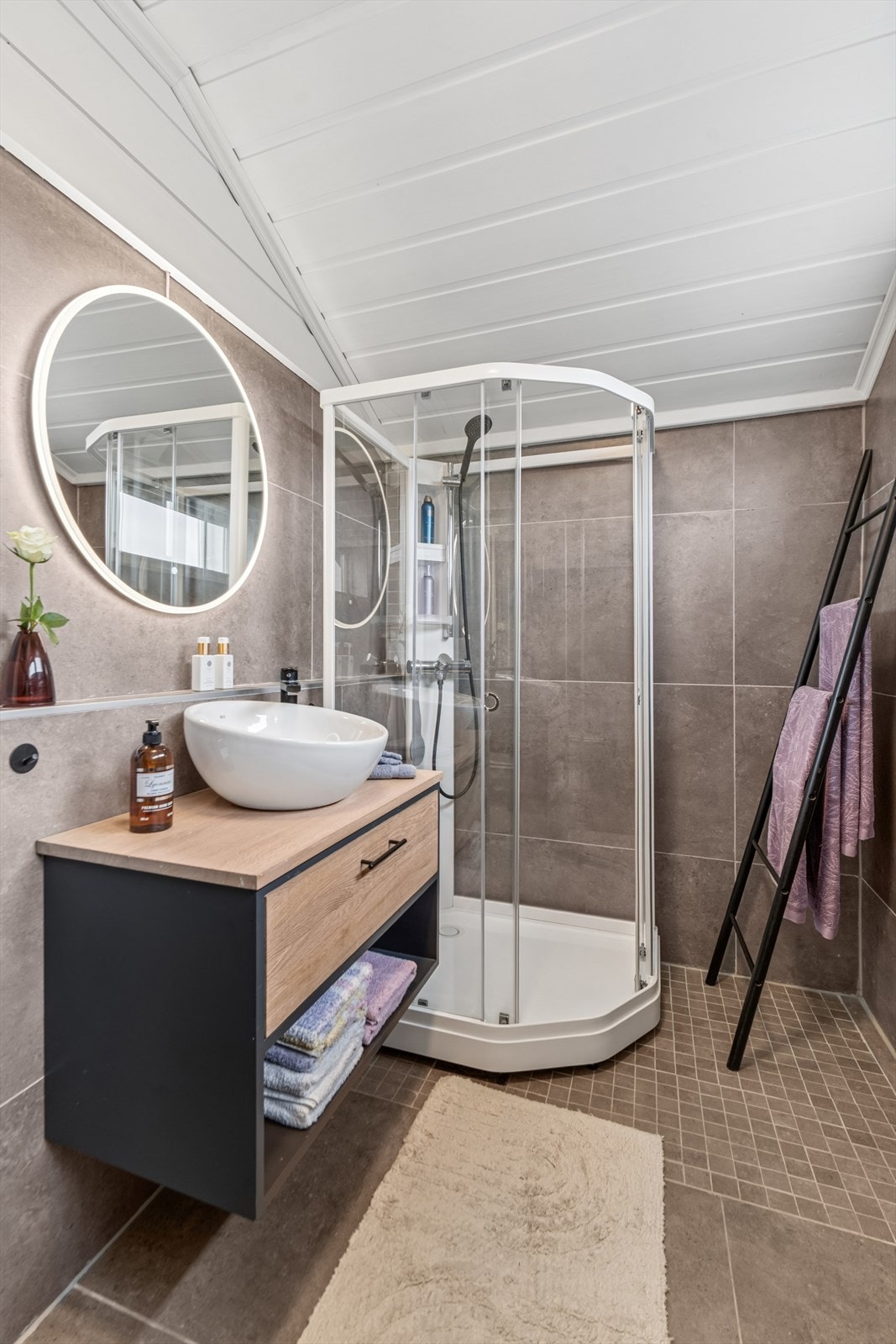 På badet er det dusjkabinett, wc og baderomsinnredning Galleribilde