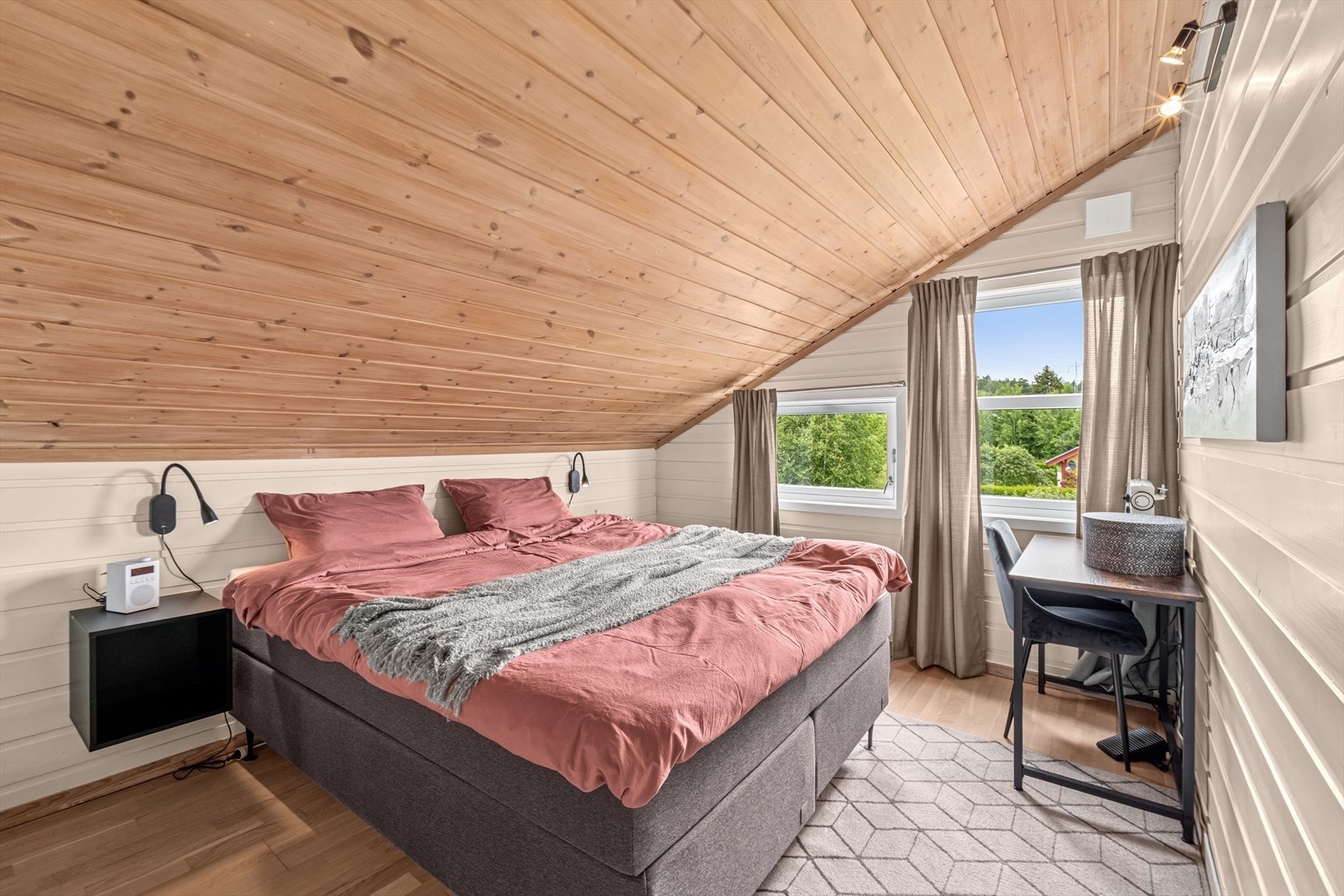 Det er 3 soverom i boligen. Alle soverommene er samlet i andre etasje Galleribilde