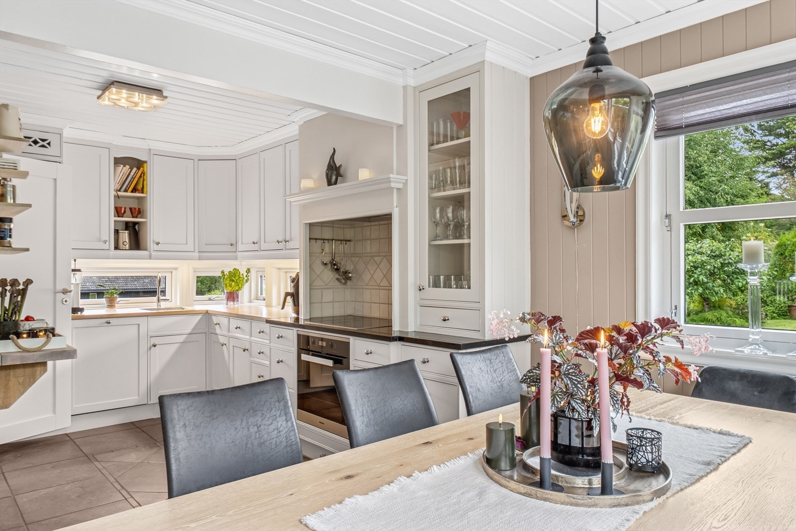 Integrert komfyr, platetopp og oppvaskmaskin fra Miele som ble fornyet i 2021 Galleribilde