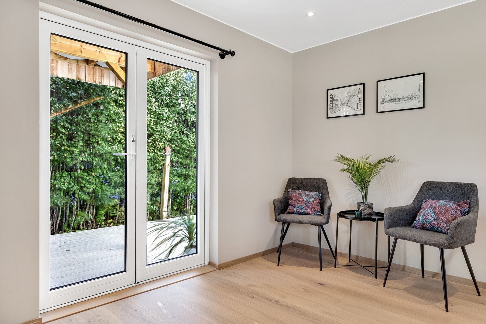 Fra kjøkkenet er det direkte utgang til terrasse. Galleribilde