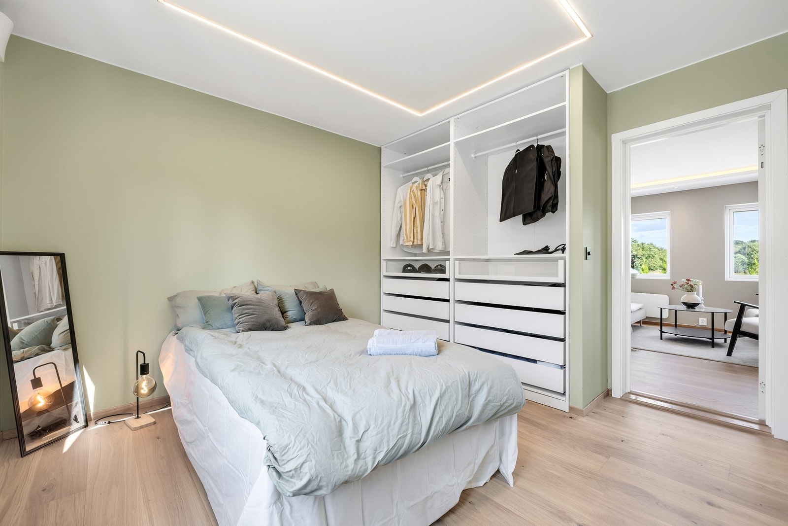 Soverom 1 er på 9,9 kvm med god plass til dobbeltseng og oppbevaring i garderobeskap. Galleribilde