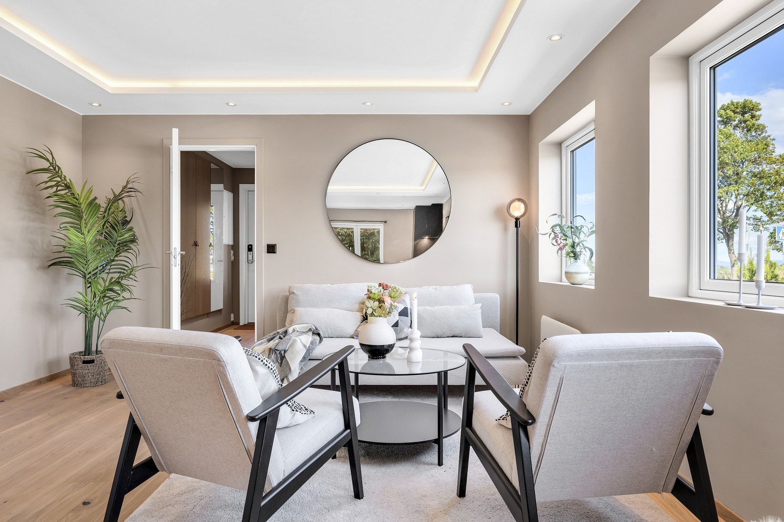 Her er det parkett på gulv og store vindusflater som gir godt med naturlig lysinnslipp. Galleribilde