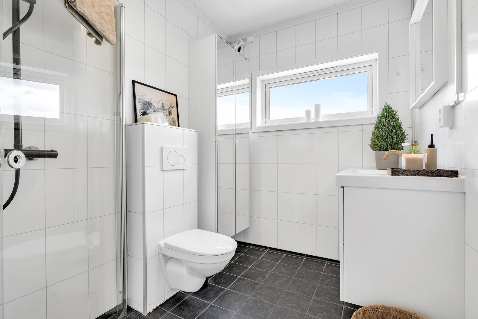 Pent flislagt bad på 4 kvm med elektrisk gulvvarme. Galleribilde