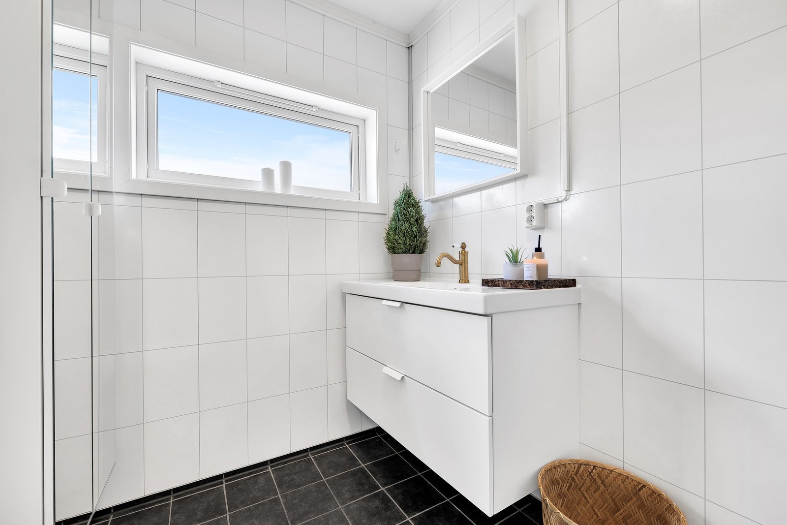 Innredningen på badet ble oppgradert i 2023 og har fått tilstandsgrad 1 av takstmann. Galleribilde