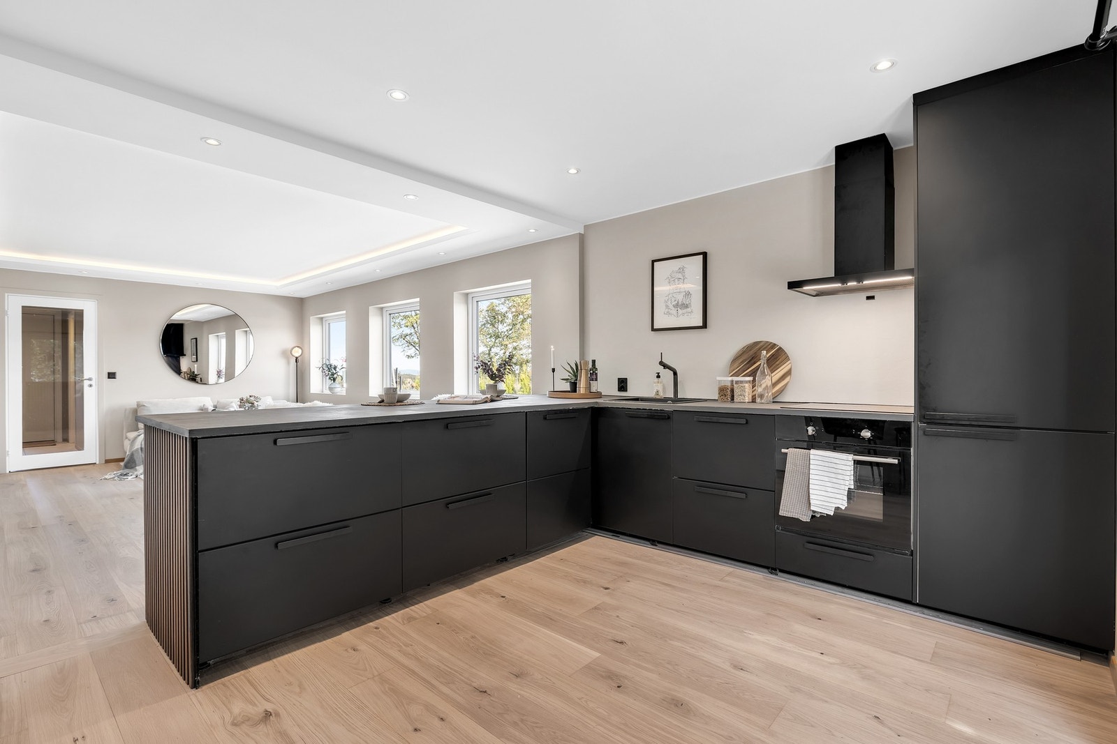 Lekkert kjøkken fra 2020 med god skapplass. Galleribilde