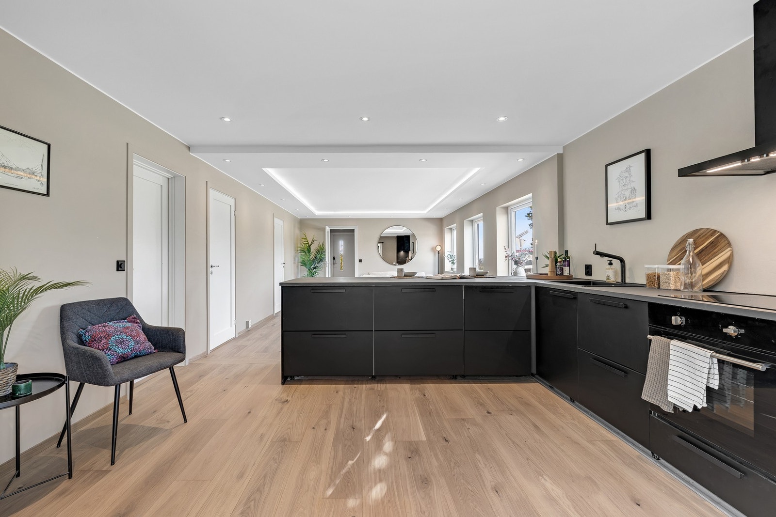 Integrerte hvitevarer består av platetopp, stekeovn, oppvaskmaskin og kjøle-/fryseskap. Galleribilde