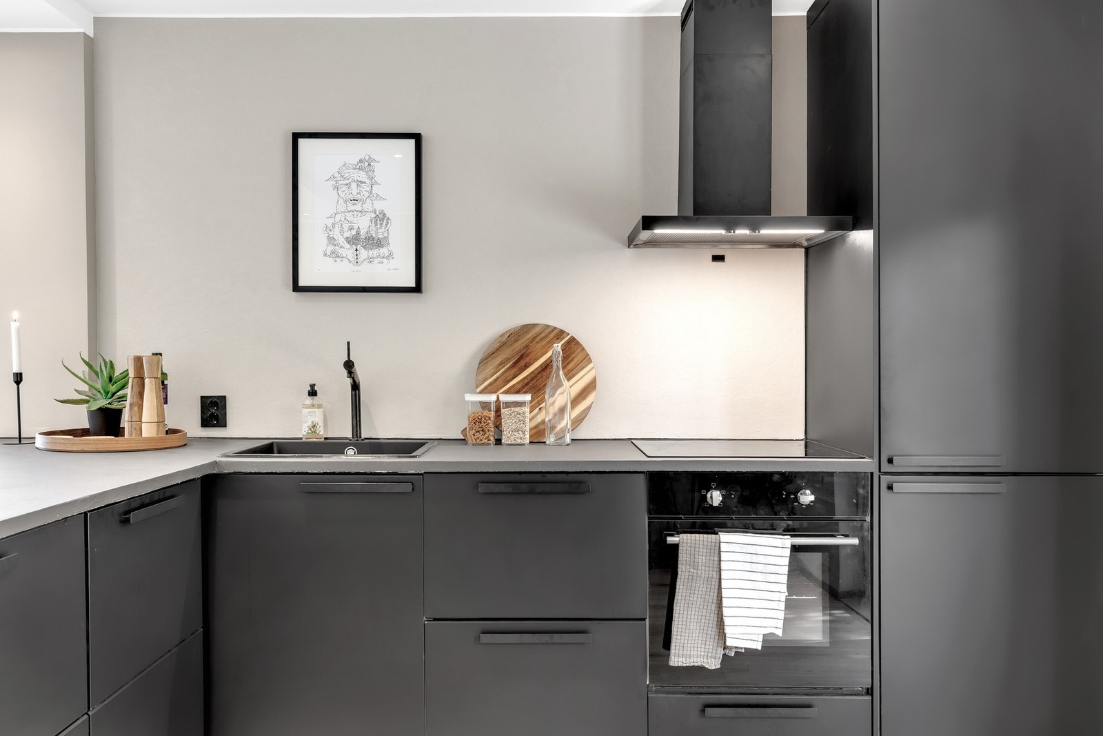 Kjøkkenet har parkett på gulv og er innredet med plane fronter og benkeplate er av laminat. Galleribilde