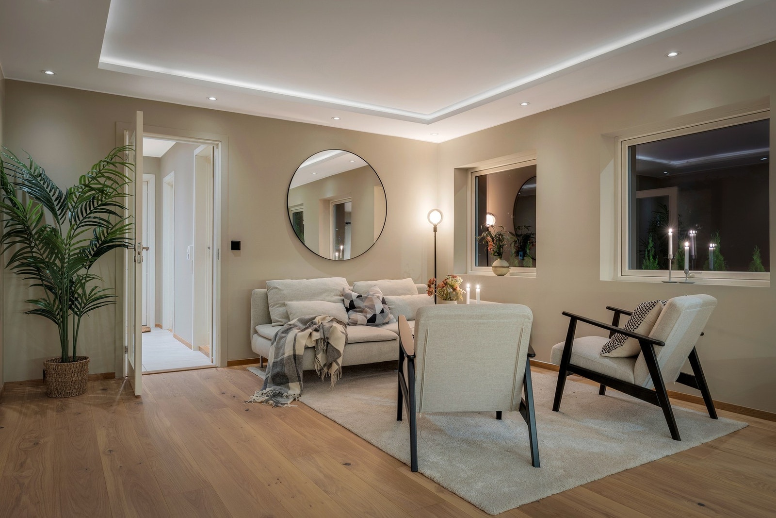 Lun og koselig sofakrok med downlights i taket. Galleribilde