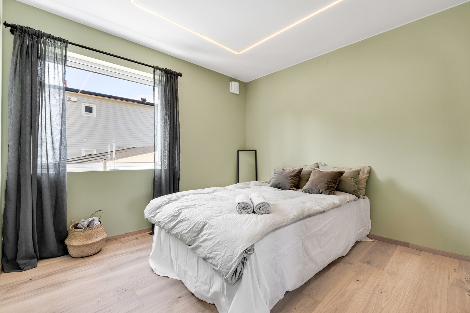 Soverom 1 er på 9,9 kvm med god plass til dobbeltseng og oppbevaring i garderobeskap. Galleribilde