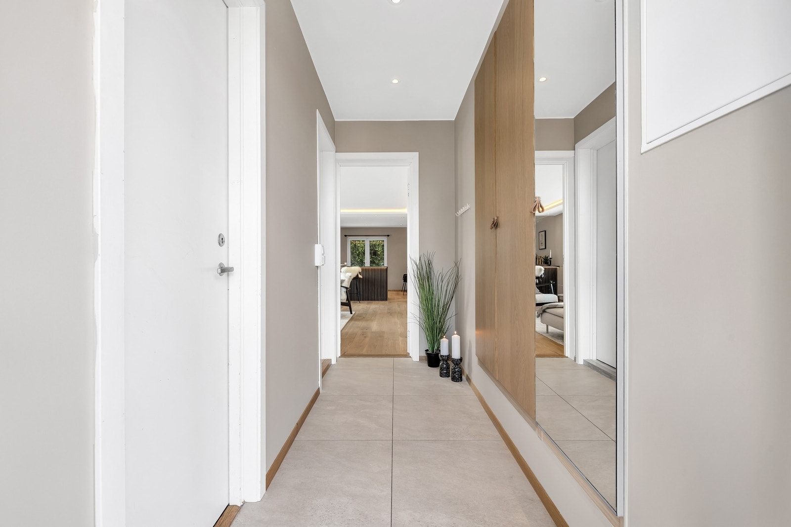 Lys og fin entré på 3,3 kvm med enkel klesoppheng og oppbevaring i garderobeskap. Galleribilde