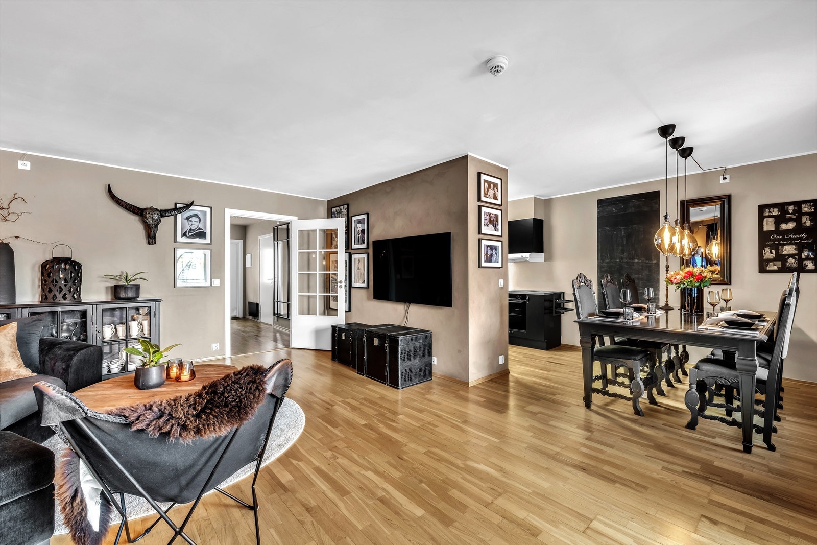 Stue og kjøkken i åpen løsning Galleribilde