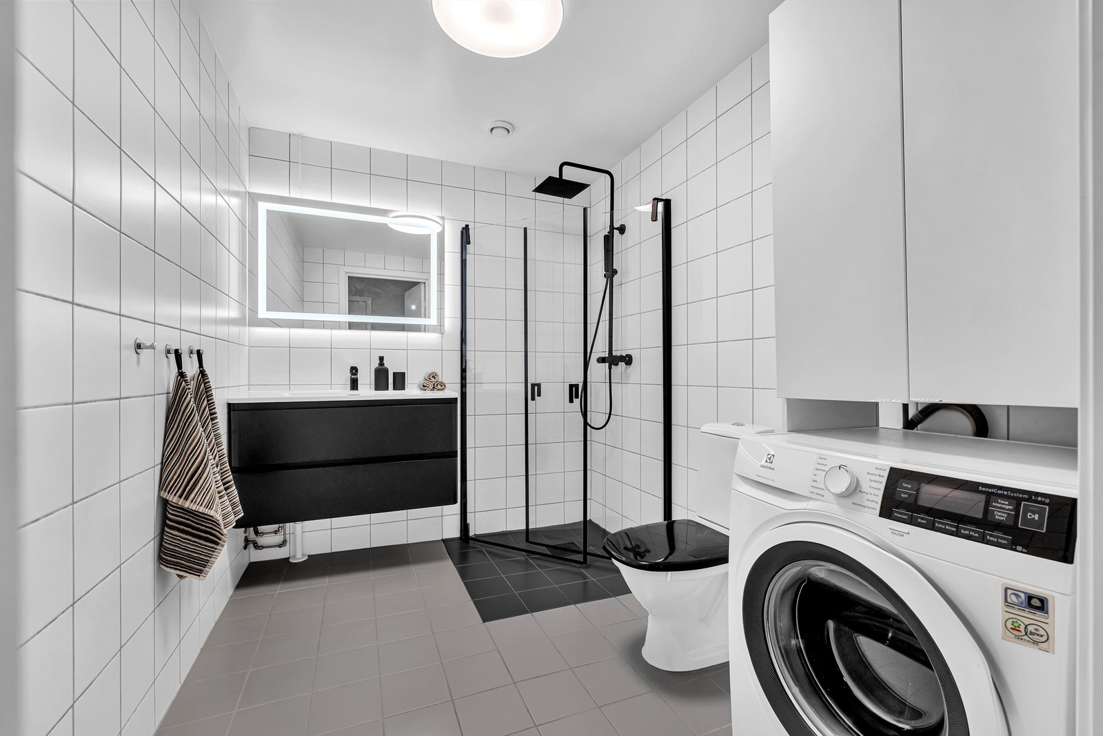 Bad - oppgradert i 2023 med nytt servantskap, speil og dusj Galleribilde