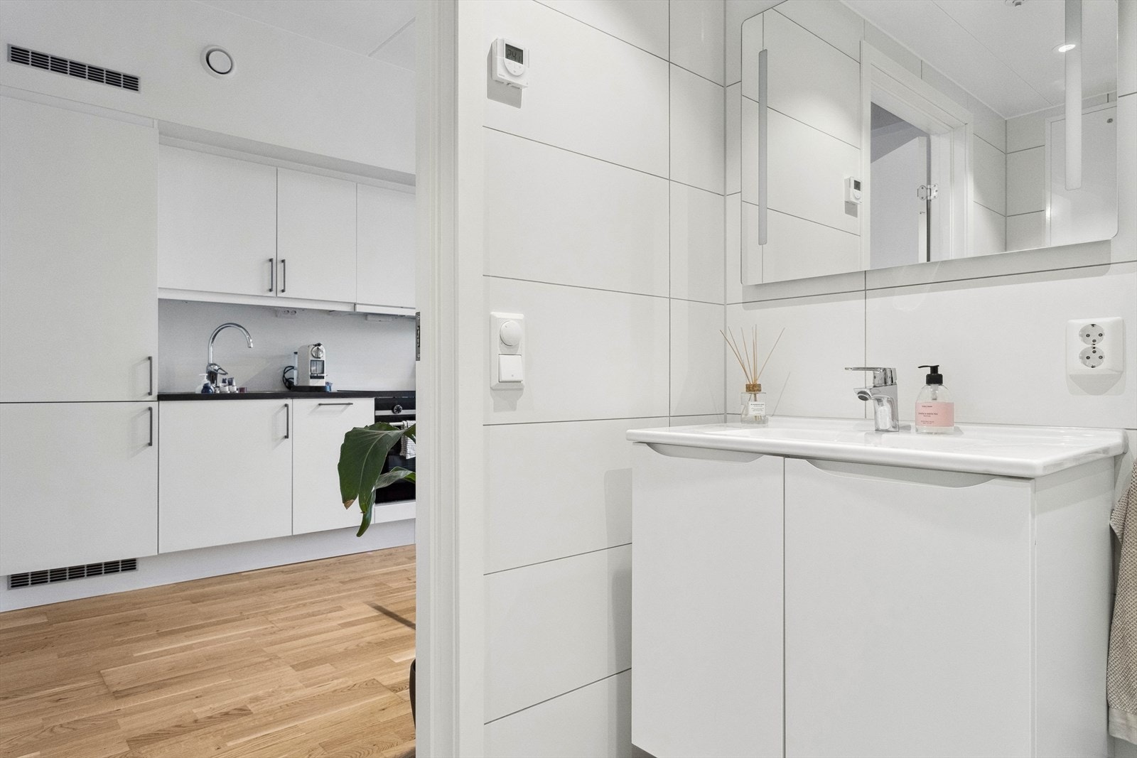 Innredning med servant og speil med integrert belysning. Galleribilde